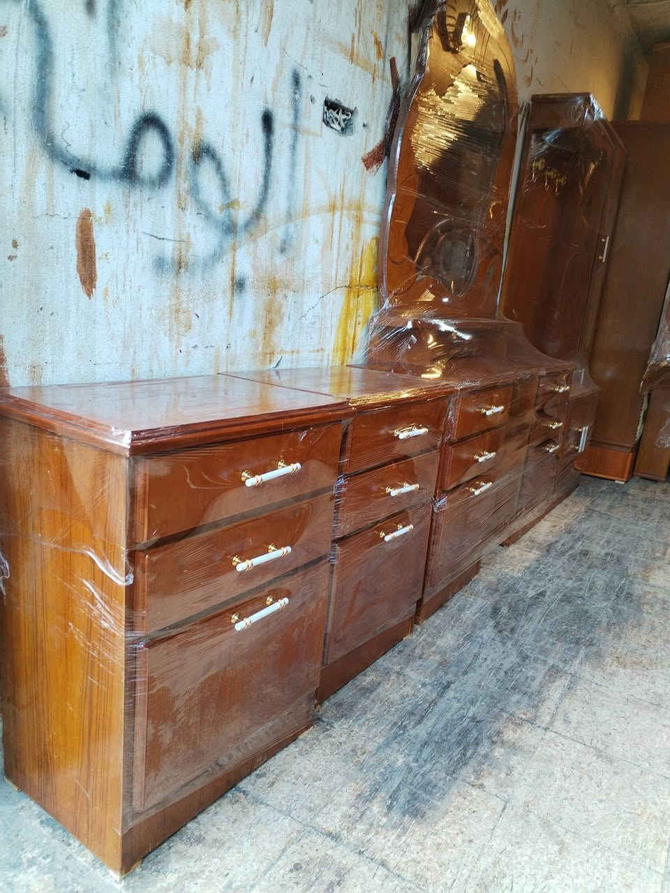 ميز توليت مع زاويه
مع زوج كمدائن شرط النضافه
السعر 150
***********
***********
