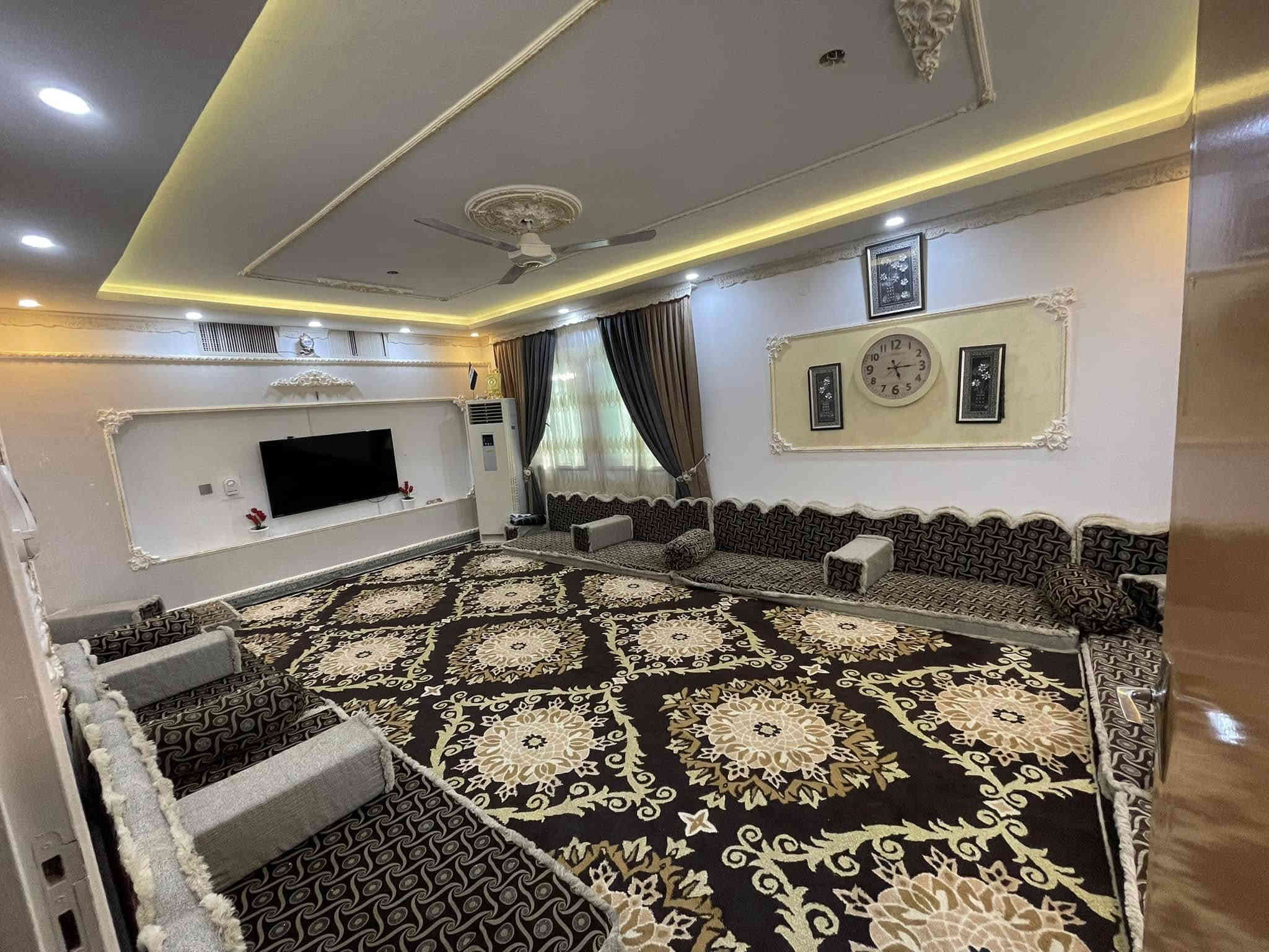 السلام عليكم 

دار للبيع منطقه دوميز الظباط  الطابو بسم شخص واحد مساحه الدار 400 متر. + فضله 150 متر مع الدار 
الطابق الارضي

الطابق الارضي 
2غرف نوم4في4

غرفه خطار 7 في 4
غرفه خطار 4 في 4 ونص
مطبخ 4 في 4

الطابق العلوي

غرفه نوم 5 في 4
صحيات 
مخزن 
سعر الدار 315
***********
