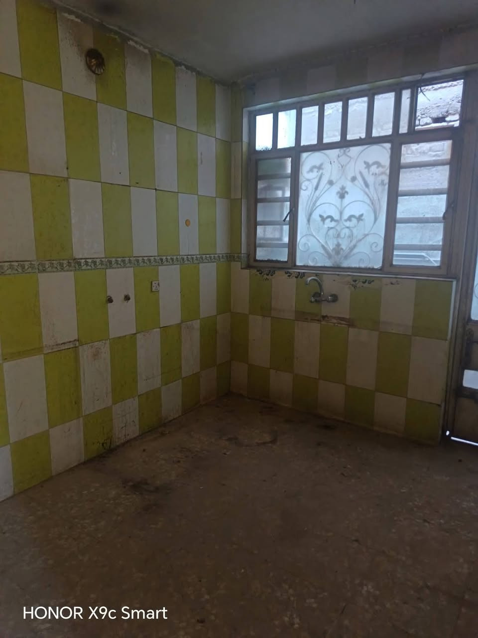 للبيع بيت 🏡 طابو صرف فى #شهداءالبياع مربع جامع 🕌 الكبيسي #مساحته١٥٠م واجهه سته يحتوي على #غرفتين_نوم 😴 وصاله ومطبخ وصحيات للإستفسار #اتصال 🤙 على الرقم 
***********
#الجميع
