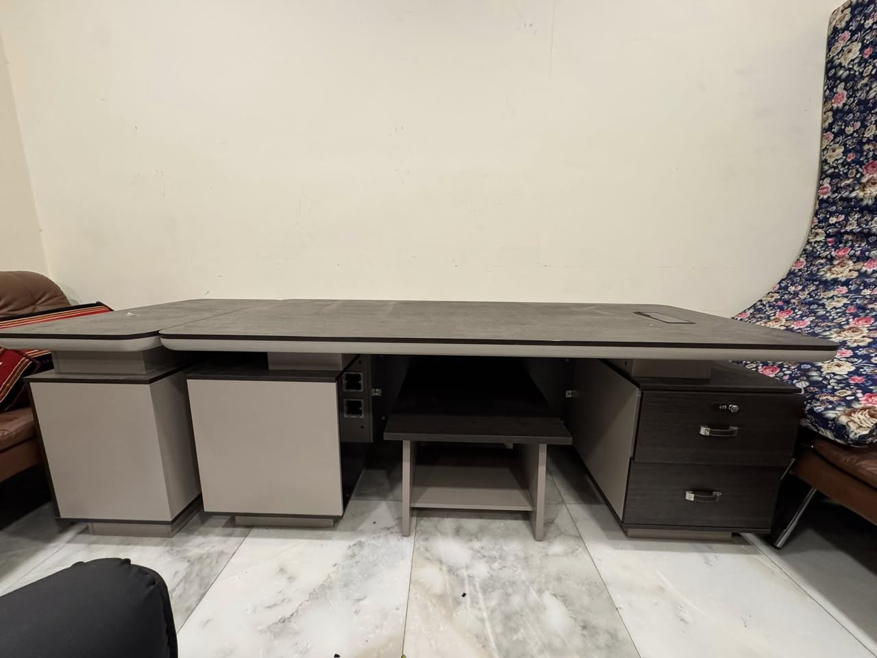 ميز مكتبي متكون من ٣ قطع طبله وسطيه ميز كبير مع جرارات عدد ٢ مكان تخزين وميز جانبي متكون من جرارات عدد ثنين للاستفسار والتواصل واتساب ***********
