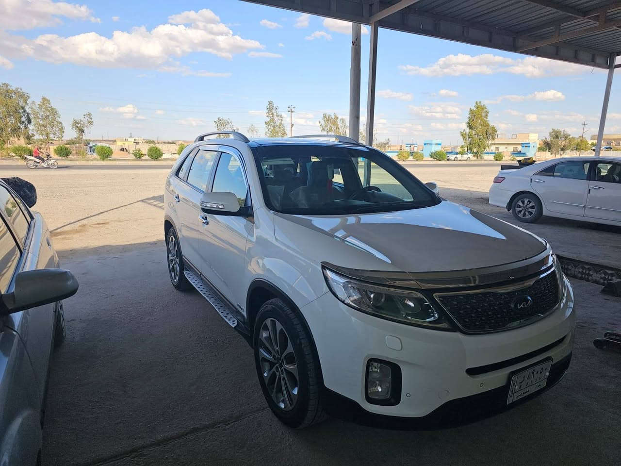 السلام عليكم من رخصة الادمن المحترم 
سورنتو موديل 14 كويتي يعني معروفة المواصفات 
رقم بغداد ماشية 200 الف محرك مفتوح مجفت تجفيت درجة اولى لا تنقيص ولا تبخير صار اسبوعين من شديتة 
مكفولة من الصبغ
فقط بارد بسيط جدا بالجاملغ الامامي للسائق 
مكانها الرمادي 
***********
السعر 185 وبيها مجال
