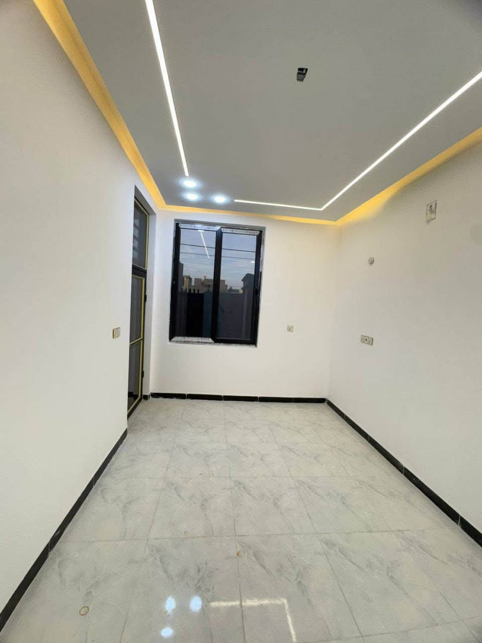 داران للبيــــــع بناء حديث حله نادر الأولى حي الزيتون 

مساحــــــة كل دار 100 متر طابو زراعي سند 25

طابقين غرفتين  نـــــــوم وصاله وكليدور ومطبخ حار وبارد ومجمع صحيات داخلي وخارجي  

تبليط مجاري كافة الخدمات عرض الشارع 10متر 

لـــلاســــتـــفـــســـار ***********
***********

مراجعة مكتب سومر للعقار نادر الاولى على الشارع الخدمي قرب حسينيه حنتوش
