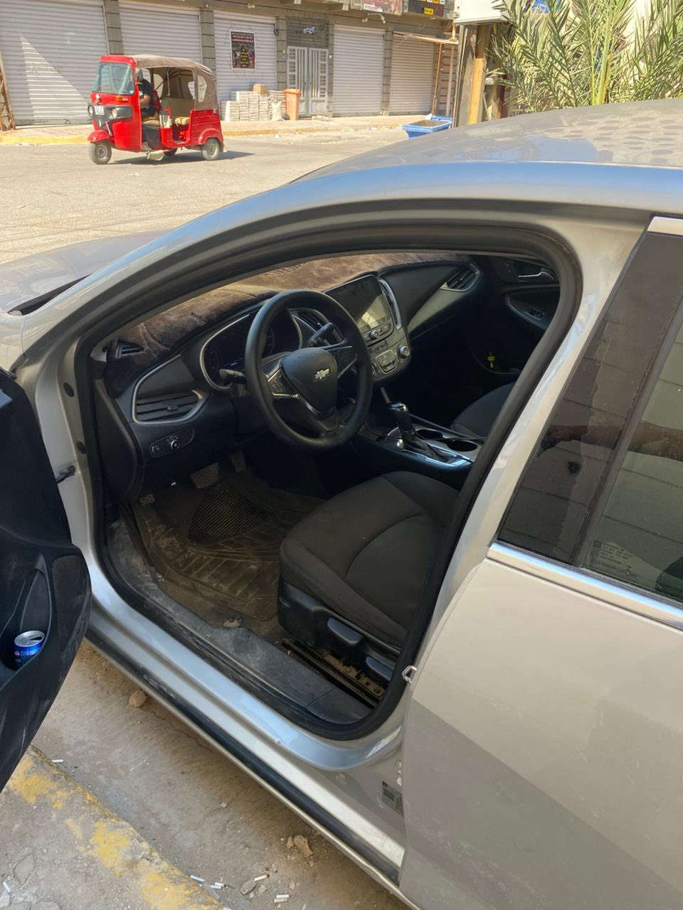 السلام عليكم عندي ماليبو 2019 للبيع 
 السياره مكينة كير خير من الله تبريد تدفئة غرفتهة حلوه السيارة تخم تاير حداديه امامي خلفي كله جديد ادامه قبل شهرين مسويلهة كاملة بيهة صبغ 3قطع بدون دواخل او تبديل باب خلف السائق الباقي مكفول من ضربه او صبغ السعر 105 وبيهة مجال للشراي المكان الشعب شارع عدن 
***********
