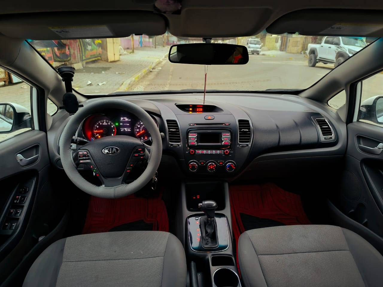 السلام عليكم كيا فورتي مديل 2018 وارد امريكي حادثها باب الصندوق فقط  سيارة كفاله من صبغ فقط هلالات الخلفية وسونار مرفق كير it مكينه دوش ٢٠٠٠ مامفتوحة  صدر جديد رقم بغداد بأسمي سعرها 128 وبيها مجال *********** وغير متواجد عل فيس
