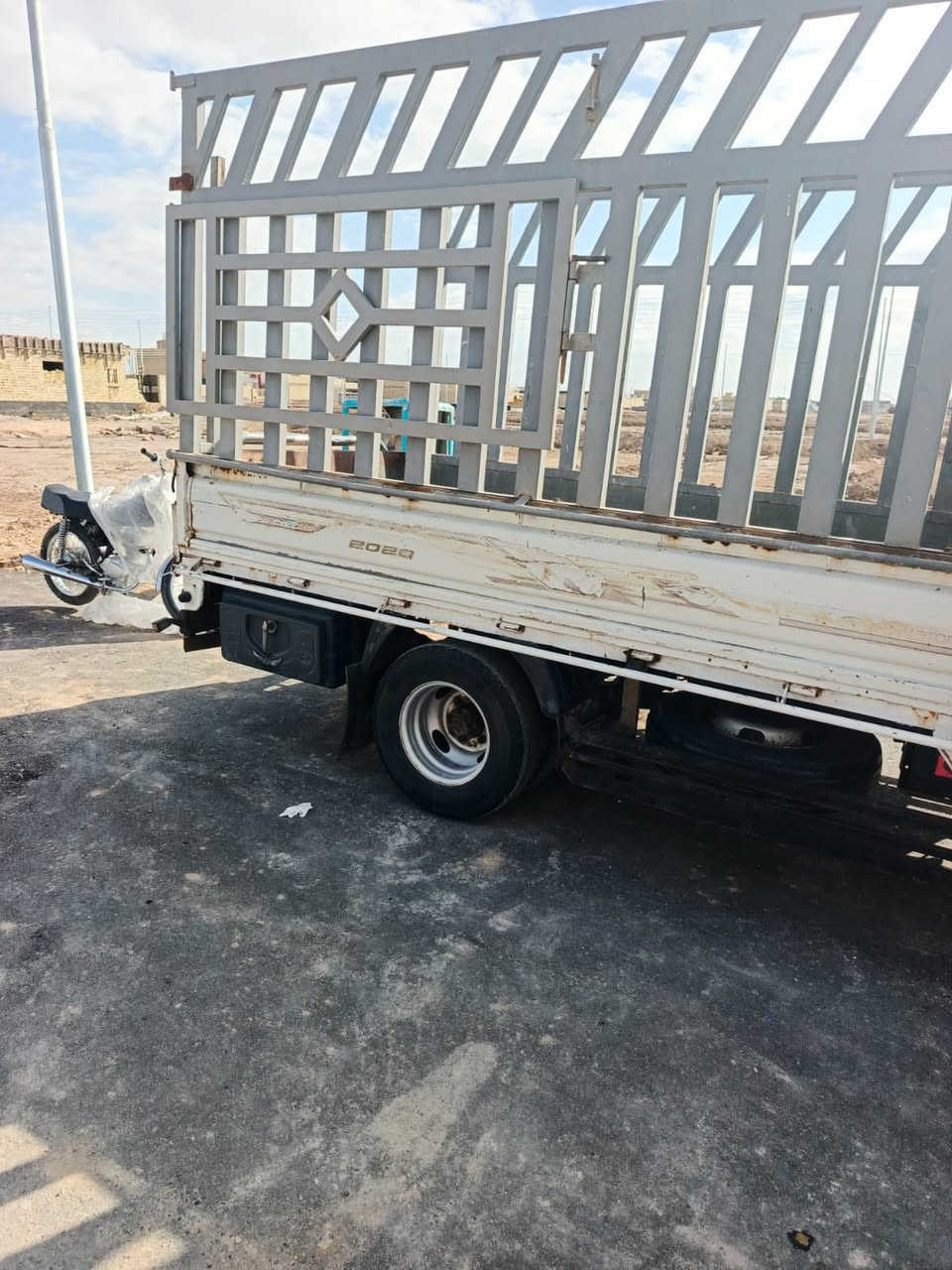 السلام عليكم
 فحل فونتيرا للبيع  موديل 2002 ام الحاكية السياره ابلاديه لا ضربة لا صبغ 
فقط خياسات قليله 
بيها خيط تبخير بدون تنقيص 
سنويه نافذة 
السعر 75 وبيها مجال قليل للأستفسار ***********
