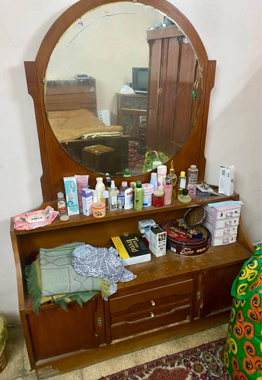 للبيع غرفة نوم صاج عراقي الصنع صاج وجه وداخل 
الارفة نظيفة جدا من الصاج تسمى ام القامات الصاج تحتوي على سرير نفرين ٢ متر في١٩٠ متر مع كومدي راس عدد٢ كومدي احذيه عدد١ تعلاكة ملابس ميز مراية  الكنتور ست ابواب داخل والخارج صاج  مع طبله صوميه
تتكون من ثمانية قطع الغرفة
بغداد شهداء السيدية 
للتواصل على *********** واتساب بغداد, العراق
