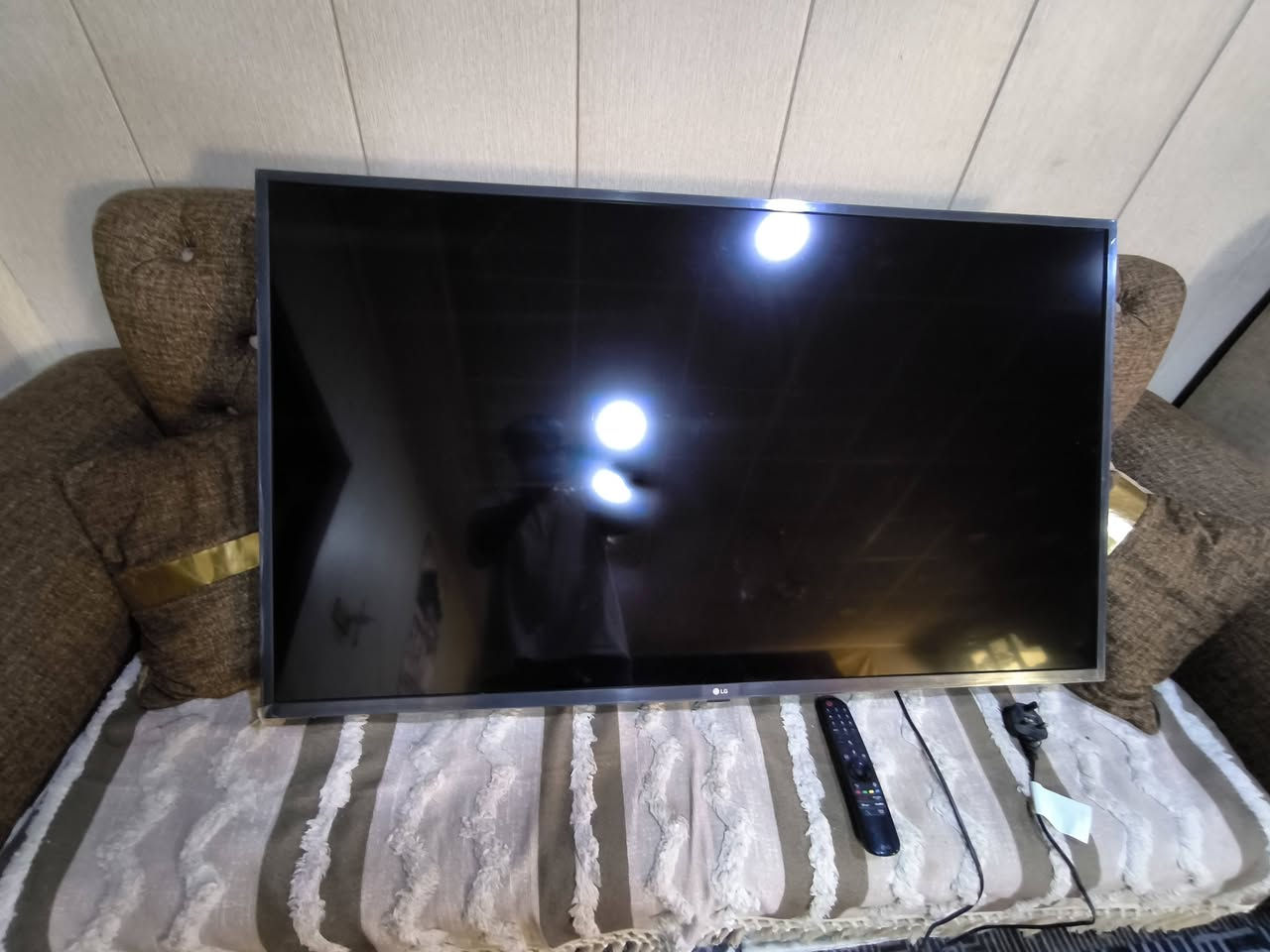 شاشه الجي 50 ماجك ريموت 7500جي صارلي شهر ونص من ماخذه بعده جديده  للبيع مواصفاته الشاشة: 4K UHD ‏(3840×2160)
نوع الشاشة: LED / LCD
نظام التشغيل: webOS
تدعم الواي فاي والبلوتوث
تدعم HDR10 Pro و HLG
المعالج: α5 Gen4 AI Processor 4K
معدل التحديث: 60Hz
الصوت: 20 واط (سبيكرين)
المنافذ: 2 HDMI + 1 USB + LAN + Optical
تدعم AirPlay 2 و ThinQ AI
فيها Game Mode للألعاب ⭕❌
وبالنسبة للـ Magic Remote:
الشاشة تدعم الماجك ريموت، وبعض النسخ يجي وياها أصلاً وبعضها يحتاج تشتريه منفصل.
الريموت بيه مؤشر مثل الماوس + أوامر صوتية + سكرول للتصفح.
غالباً الريموت المناسب إلها يكون موديل AN-MR21 أو قريب عليه حسب سنة التصنيع. 
للاستفسار ع الرقم ***********
