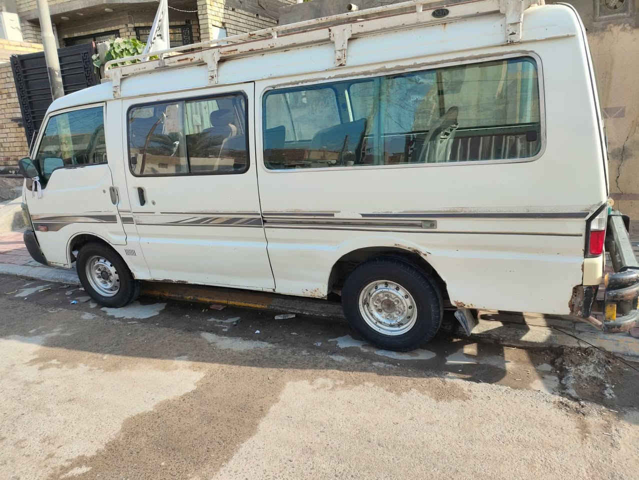 اعادة نشر بسبب الوعود الكاذبة
السلام عليكم مازدا باص للبيع
السيارة موديل 2000 
رقم الماني سنوية للـ 2028
مكينة ونجي 6 سلندر
خياسات خفيفة بالهلال مال التاير
السيارة جاهزة ما ناقصها شي
للأستفسار *********** اتصال 
*********** واتساب و اتصال
