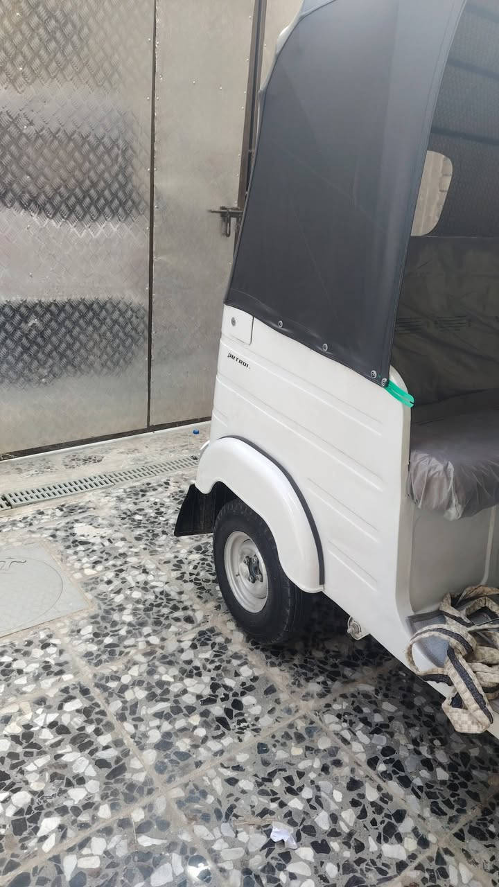 تكتك لبيع موديل 18رقم وسنويه الشراي يخابر المكان بغداد الكماليه شارع اصفر ***********
