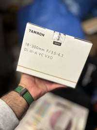 عدسة تاميرون سوني جديده غير مستخدمه  يوجد توصيل ٠٧٧١٥٦٥٥١٦٦