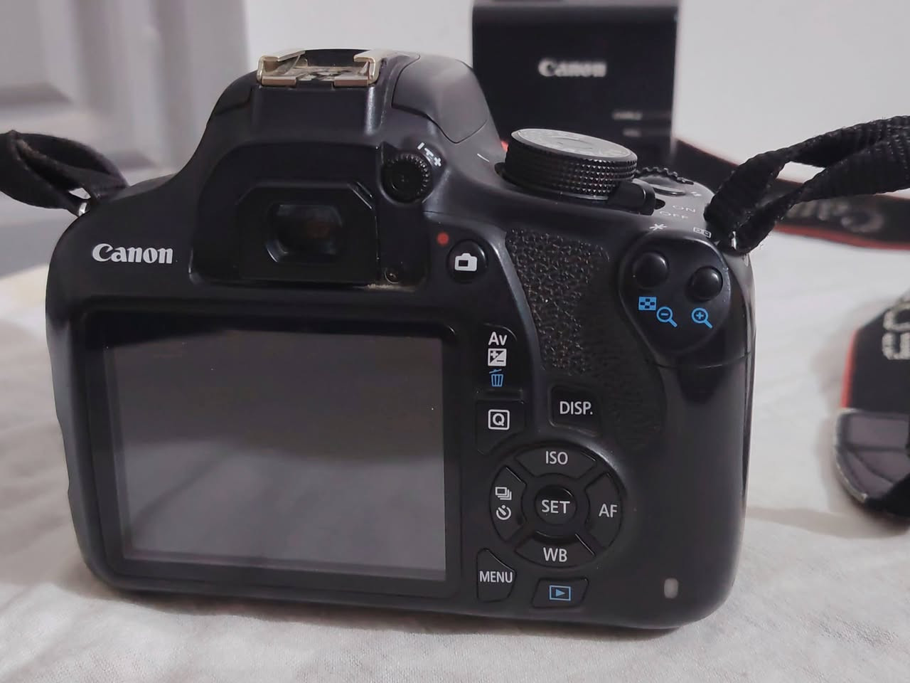 كاميرا كانون 1200d كامله ملحقاتها اكو توصيل كافة المحافظات *********** وتساب
