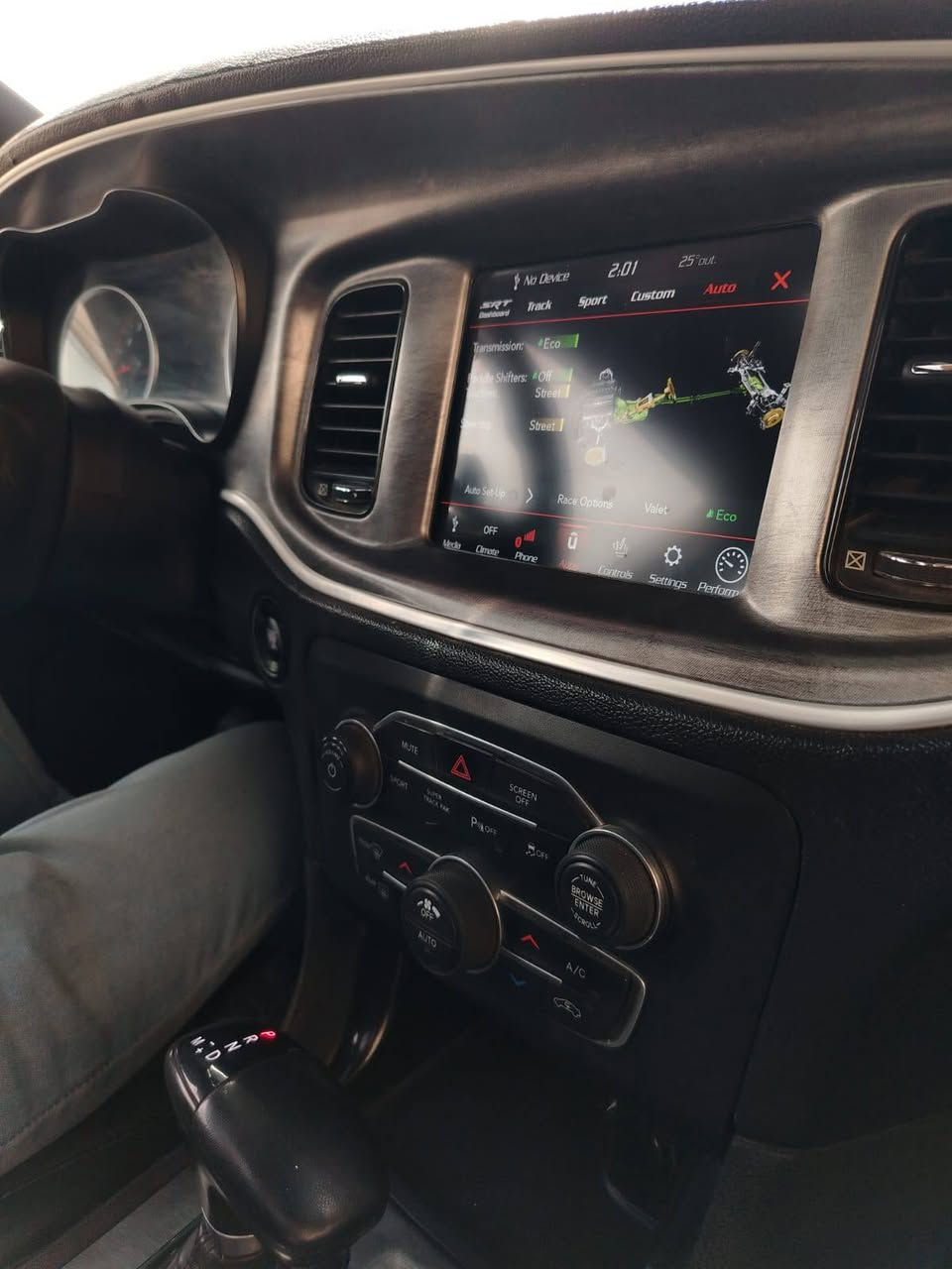 السلام عليكم للبيع دوج جارجر rt 5700 ماكس موديل 2015 السياره جديده جدا ومابيها نقص برغي ضرره موضح بصور بسيط جاملغ وبنيد تحديث وجاملغ خلفي شويه بي
المواصفات /
فتحه سلايد روف 
كشنات شامو حضن بلاد
تدفئه تبريد بالكشنات 
سوبر تراك باك 
كشنات الاماميه كهرباء 
تدفئه بالكشنات الخلفيه
حساسات خلفيه 
سماعات بيس
كشافات بلاد
رادار جانبي 
السياره مابيها نقص جاهزه باسمي السياره عليه تفريغ وبرمجه السياره كلش قتصاديه سعره 169$
للاتصال /***********
