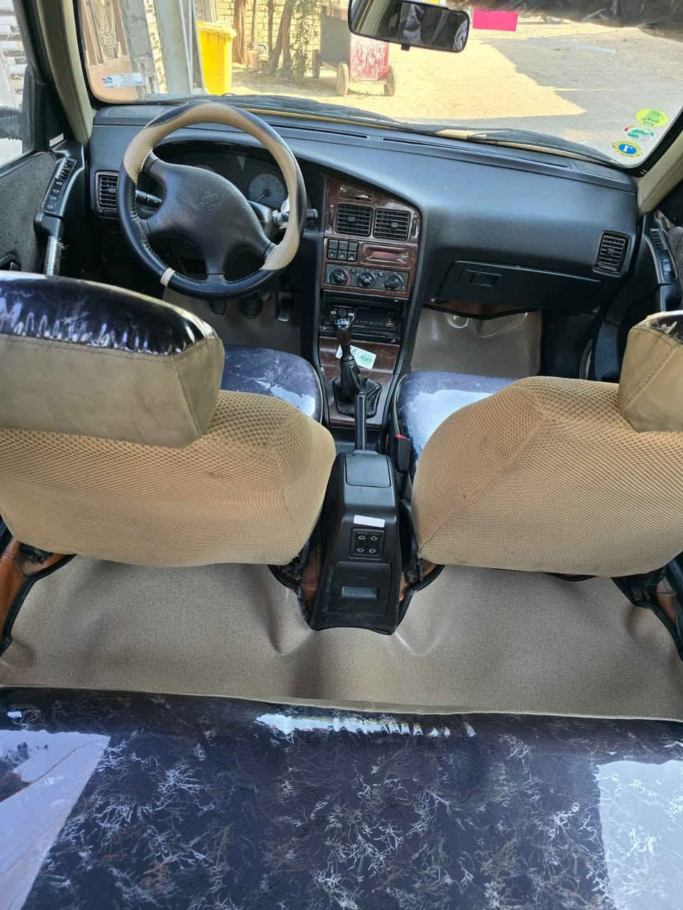 بيجو بارص مديل 2015 

السيارة مكفولة لا حادث لا تبديل 
باستثناء بارد بمكانين 
حدادية جديدة - دوشمة جديدة 
منظومة تبريد جديدة 
محرك خير من الله - اكو قره بالكير 
السيارة بأسمي سنوية لـ 28 
وبيها مجال حگ الجيه 

السعر 47 
***********
