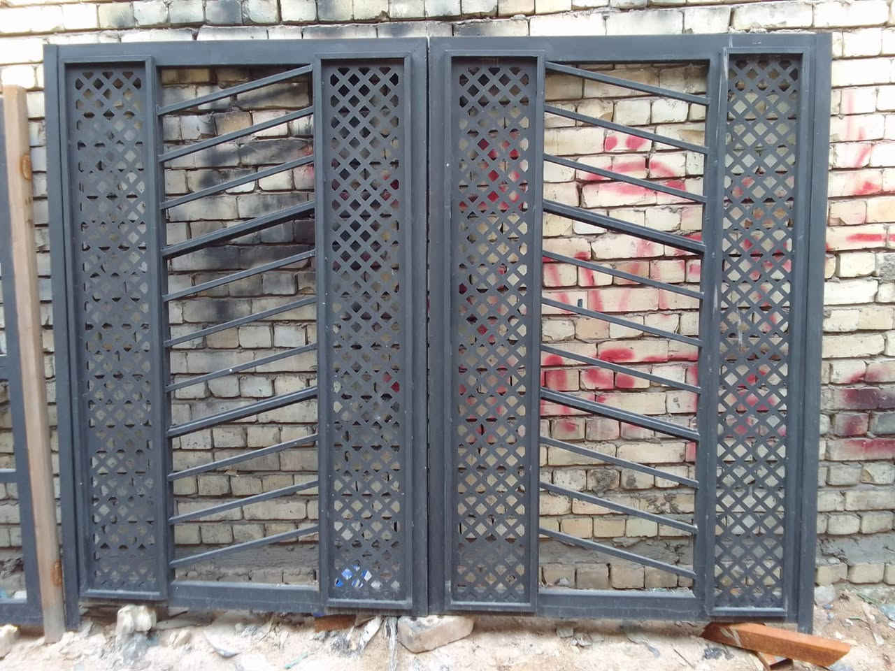 السلام عليكم ورحمة الله ابواب عدد ٢ للبيع الأولى سلايد قياس ٣متر ا تفاع ١٨٠ سم  الثانية طلاقتين قياس مترين ونص والارتفاع ١٩٠ سم للإستفسار الاتصال على الرقم *********** المكان بغداد
