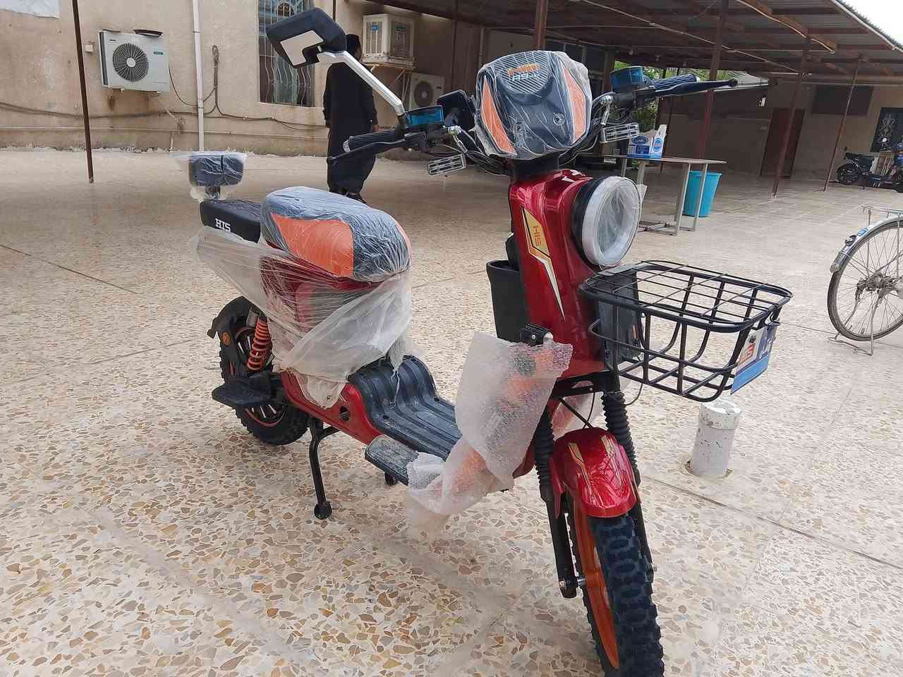 السلام عليكم دراجة للبيع الدراجة جديدة بمعنى الكلمة صارلي شهر  من شتريته دراجة R9ماكس 5بطاريات 32امبير الدراجة تايرات جوبلس وجبلي  جديدة جديدة جديدة سبب البيع محتاج فلوس سعر 630وبيه مجال بغداد ابو غريب ***********
