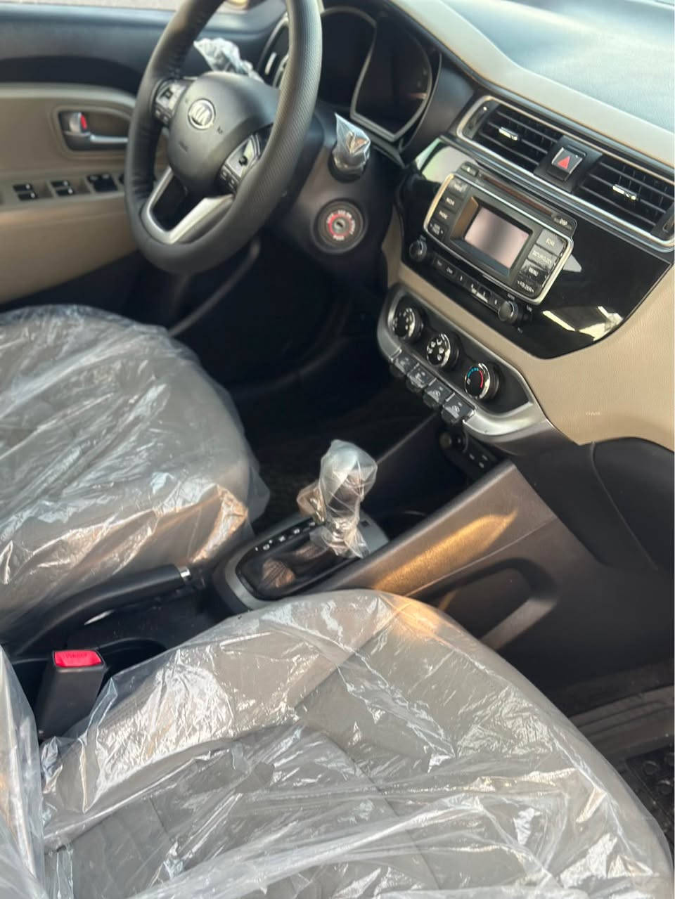 سلام عليكم 
كيا ريو ٢٠١٥ خليجي سعود كفالة عامة ضربة فتح مكينة كير 
مكينه دوش كفالة كير كفالة  لون مميز السيارة استعمال  زوجتي باسمنا جاهزة حدادية تايرات تبريد ثلج مابيها نقص  كلش سعرها مناسب جداً. 89 ورقة  رقم بصرة الجديد 
وياريت الي ياخذها كون جناي لان اريد تحويل مكاني بصرة ياسين خريبط *********** البصرة, العراق
