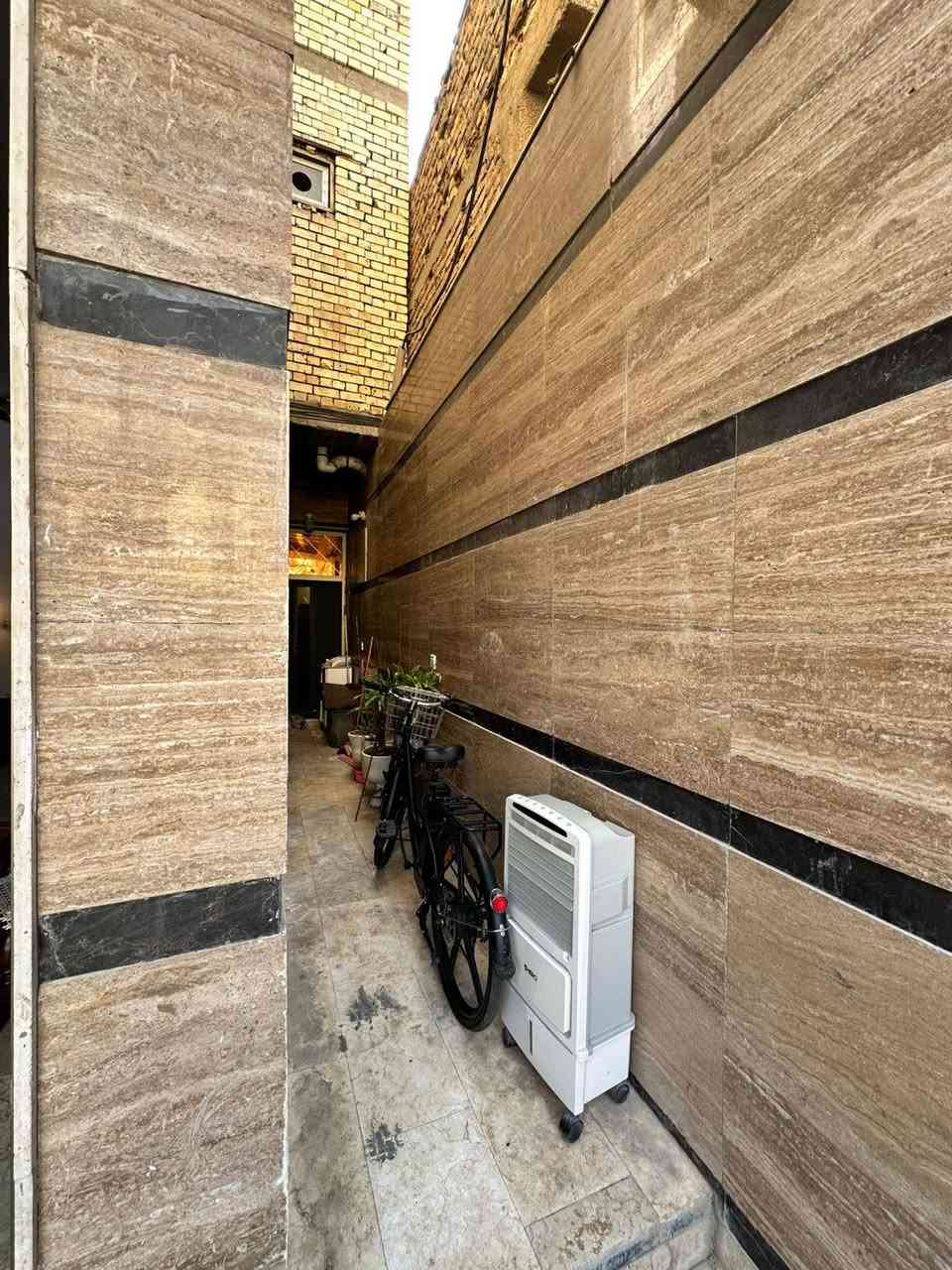 بيت بالدوره بالطعمه للبيع طابو صرف سكني ثلاث طوابق مدخلين بناء حديث ارضيه مرمر ووواجهه مرمر اربع غرف نوم وصاله واستقبال ارتفاع عن الشارع متر المساحه ١٠٠ متر فرع البريد السعر ٢٥٠ وبي مجال هاتف *********** بغداد, العراق
