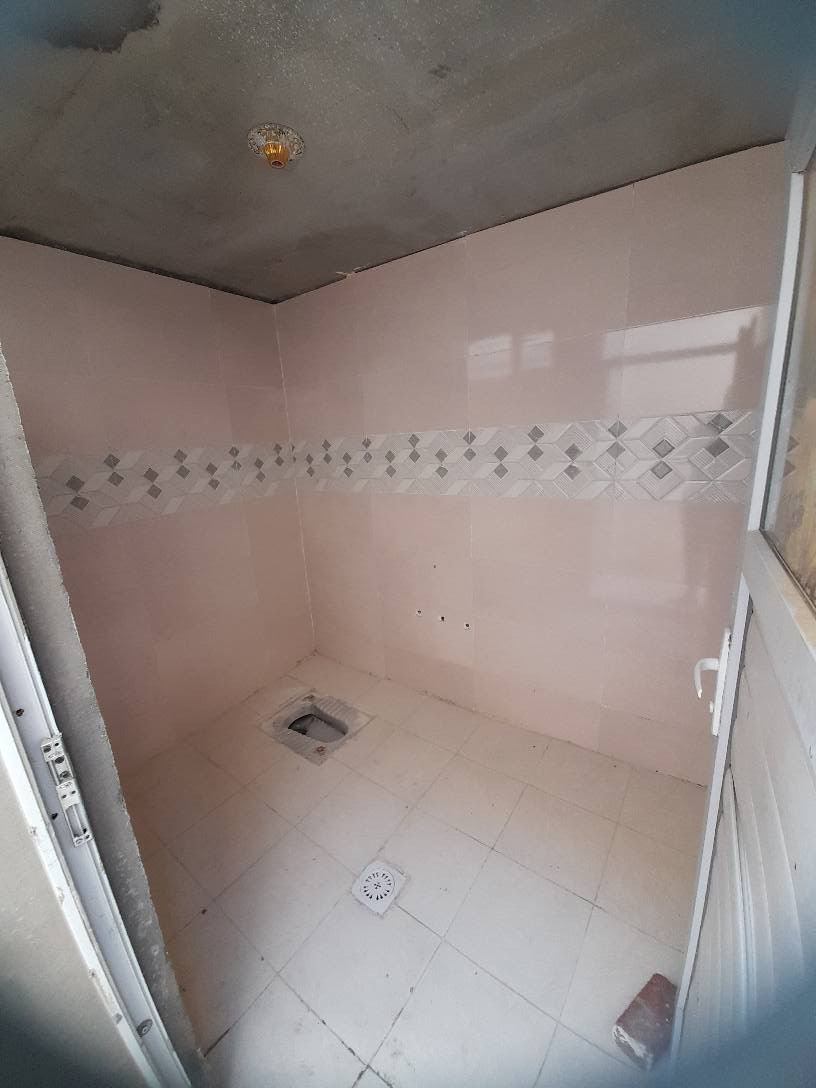 سلام عليكم 
دار للبيع 
طابو زراعي.   إقرار محكمة.  مرقم من البلدية
المساحة  150 متر  ركن على شارعين 
البيت إعادة ترميم رجع جديد 
يحتوي على غرفتين كبار 
صالة كبيرة 
استقبال كبير 
صحيات داخلية وخارجية 
البيت عالي عن الشارع 
خدمات كاملة ماء كهرباء مولدة خط سيارات سوق مدارس والمنطقة حلوة وجيران ذهب 
المكان شارع المعمل خلف مدرسة الازدهار 
السعر المطلوب  ٤٠ وبي مجال 
للاستفسار الاتصال على الرقم
*********** النجف, العراق
