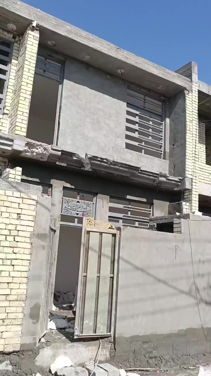 بيت للبيع قطاع سته مقابيل مدارس المستوصف مال عماري شارع الرئيسي مال 77 مساحه 90 متر بيت بنيان جديد طابوق جمهوري الشراي خابر على***********باقي الارضيه ويكمل كامل ابيعه قريب على المعارض مال حي النصر مدارس بس تعبر الشارع يعني بعد اسبوع كمله  علي رافت 60 قاط ونص باقي له نقص بس ارضيه خدمات موجوده
