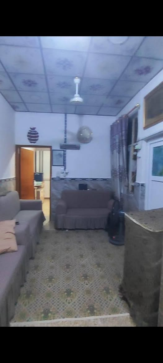 بيت في شارع المطار القديم مقابيل جامع ام البنين مساحه البيت ١٠٠ متر طابق ونص بناء مرتب كاشي وسيراميك لسقف سعر المطلوب ٣١ وبي مجال لطيبين (البيت التصوير ضالمه كلش حلو )..
*********** للأستفسار واتساب .
