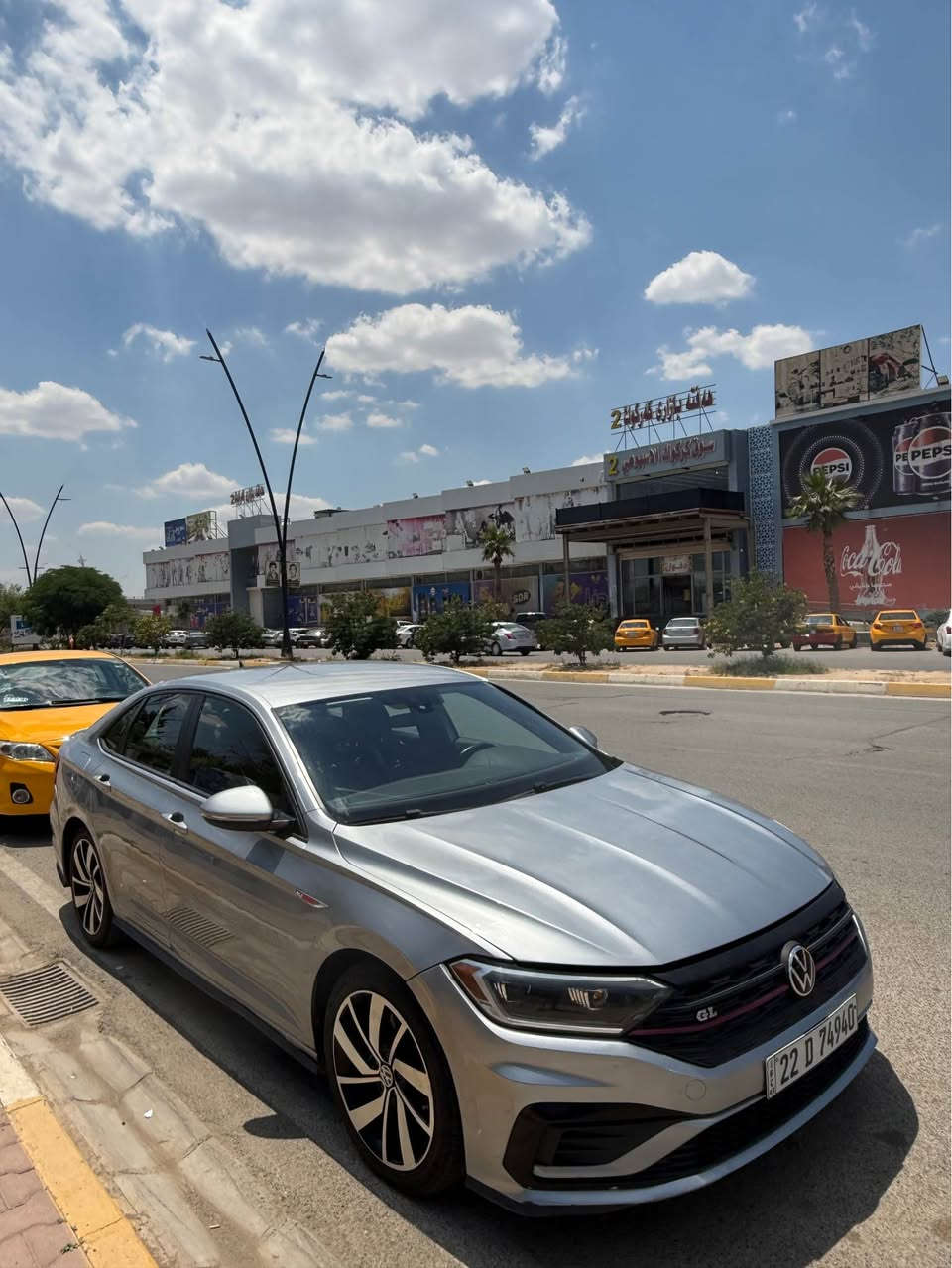السلام عليكم جيتا gli اعلى فئة بلجيتا 
مراوس فقط جارجر جالنجر او غير سيارة حديث 

VOLKSWAGEN JETTA GLI 2020 

المواصفات:

-مكينة 20 توربو 🚀🔥

-كير دبل كلج 7 نمرات

-دشبول متغير 

-شاشه متصله

-بيفورمنس بكج الكتروني

-انارة محيطية بلادي متغير لون

- سستم صوت من Beats 28

-حساسات اماميه ونقطة عمياء 

-5 وضعيات قيادة 

-شفتات بلستيرن

-كشنات تدفئة
_هاندبرك حساس مع سكليتر 

-هاند بريد بصمة

وبعد بيها هواي مواصفات 

ضرر السيارهبونيت صبغ بدون دواخل بدون ايرباك صندوك مكان رقم شبر صبغ فقط ومكانتين صغار بارد 

رقم اربيل باسمي تحويل ثاني يوم 

مكان السيارة كركوك

*********** كركوك, العراق
