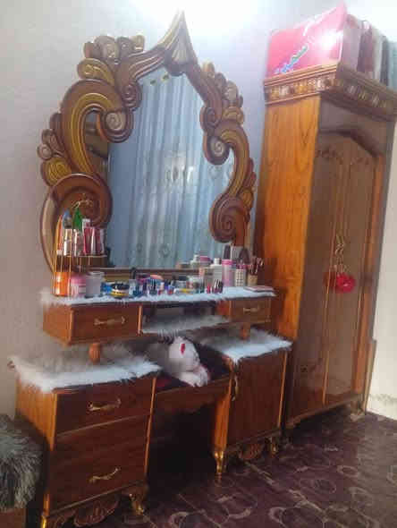 السلام عليكم غرفه للبيع جديده المكان واسط الحي السعر 550وببه مجال موبايل ***********
