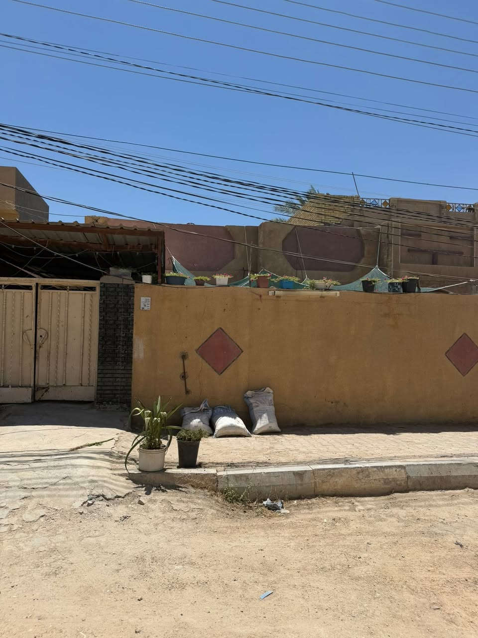 السلام بيت للبيع في الجمعية طابو صرف ثاني شارع خلف أسواق الكفيل في الربع الأول متنزه الجمعية الكبيرة أمام البيت قريب على مدرسة عمان الابتدائية مساحة البيت 240 متر البيت بناء قديم حاليا البيت فيه مؤجر للاتصال على الرقم ***********
