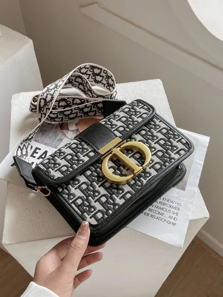 لكل البنات اللي يحبو التميز جنطه ناعمة ومرتبه❤️🔥


**إذا كنت صاحب هذا الإعلان وتريد حذفه لأي سبب، رجاءا أرسل رسالة إلى الدعم الفني**