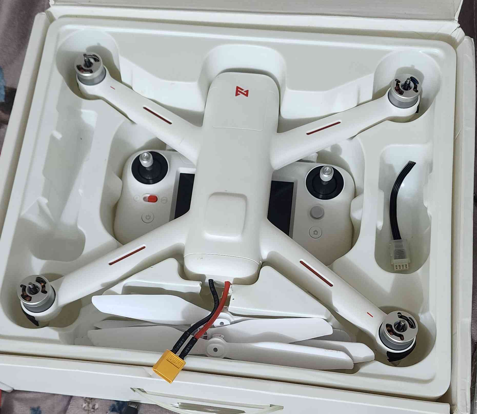 السلام عليكم
درون شاومي فيمي a3 فول مواصفات وشركه اصليه مو تقليد 
المواصفات.. كامره بدقه عاليه full hd
تحكم جوستك مع شاشه كبيره
نظام تحديد الموقع gps
عوده تلقائيه لمكان الاقلاع عند نفاذ الشحن 
كمبل محورين مع تثبيت الكتروني مع تحكم بالكمبل 
مده الطيران 30 دقيقه 
سعه البطاريه 5200ملي امبير وبطاريه اضافيه 4000 ملي امبير
البطاريه الاصليه سعتها قليله 2000 ملي امبير واني بدلتها
 ارتفاع 500 متر 
مدى 1 كيلو
وبعد بيها هوايه مواصفات وهوايه بيها خيارات بالجوستك
من ضمنها ربط كمبل لحمل الاشياء ونقلها الى مكان ثاني
وتحمل وزن 2 كيلو
شباب استعال قليل وبعدها جديده ومطيرها بس مرتين ومن زمان ضامها مااستعملها واخذتها اب 250 واريد ابيها اب 200
وتوصيل موجود لكل العراق والشراي يخابرني 
شباب البيع بأعتماد رصيد كارت 10 اثير لان اكو ناس تطلب وماتستلم الطلب
رقمي *********** وبي واتساب
ملاحظه مااكدر اطيرها بالفديو اكثر بسبب المنطقه والجيران 
ووياها بطاريات 2 وحده اني سويتها فول 4000 ملي امبير والثانيه اشتريتها ب30 الف
