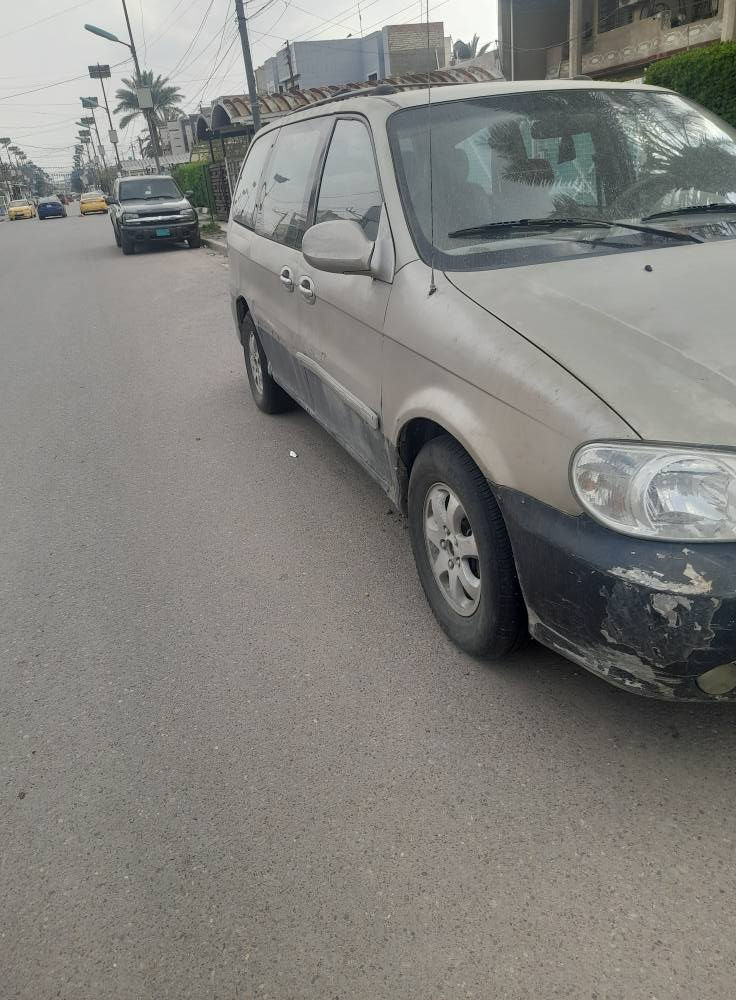 السلام عليكم كيا سيدونا موديل ٢٠٠٥  ٧ راكب صبغ عام اثر جراد محركها لبلادي بدايه كازكيت فقاعه بالراديتر الدهن مخابط وشغاله الكير نظيف تخم تاير حداديه جاهزه مشروع وطني سنويه لغاية ٢٧ .مكلف النشر بغداد الغزالية***********/***********سعر٤٧ بغداد, العراق
