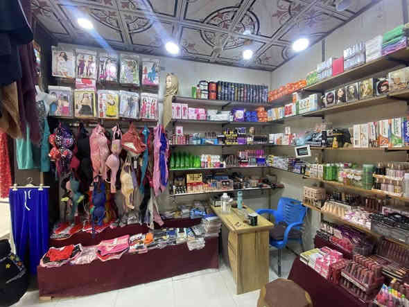 السلام عليكم محل كامل للبيع الغراض +الديكور أجار المحل ٣٠٠واذا تريد بس الغراض والديكور عادي عنوان المحل شارع النيل 
مقابل الإطفاء داخل الفرع خامس محل على أيدك اليسره 
السعر حسب الجرد بأسعار جملة بغداد 
‏***********
