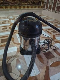 للبيع • مكنسة كهربائية