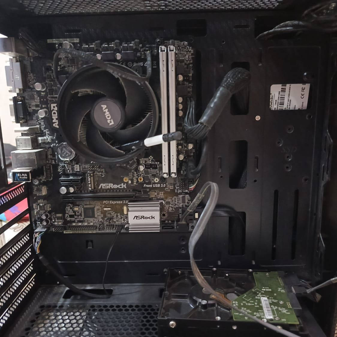 السلام عليكم
مواصفات:  Ryzen 3 3200G
A320 Asrock
VEGA 8 
Ram 16GB DDR4 3200MHz
SSD 128GB
PSU 550W CORSAIR
السعر 200 الف وبيهة مجال ملاحضه ما عندي توصيل مكاني واسط عزيزية رقمي ***********
