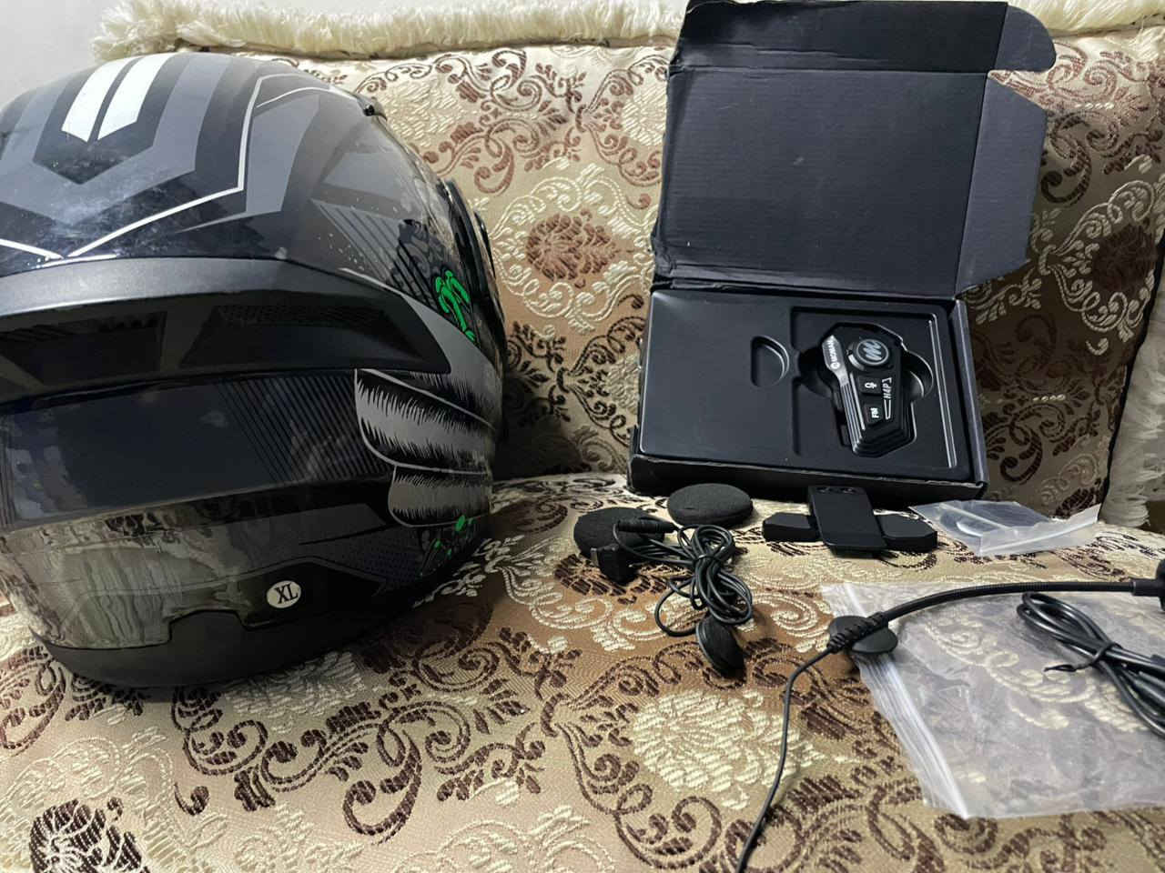 السلام عليكم
للبيع^للبيع
خوذة للبيع مع سماعات شركة عالميه 
ملاحظة كلشي جديد ما عدا الخوذه استعمال سبوع 
السعر الكلي:85 الف 
***********
