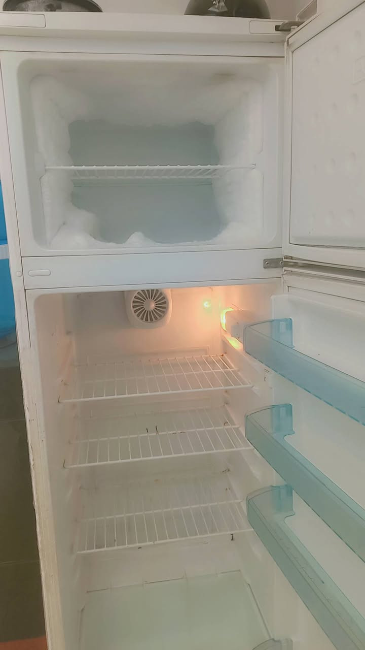 ثلاجه للبيع بسعر مناسب الاستفسار عالرقم ***********
