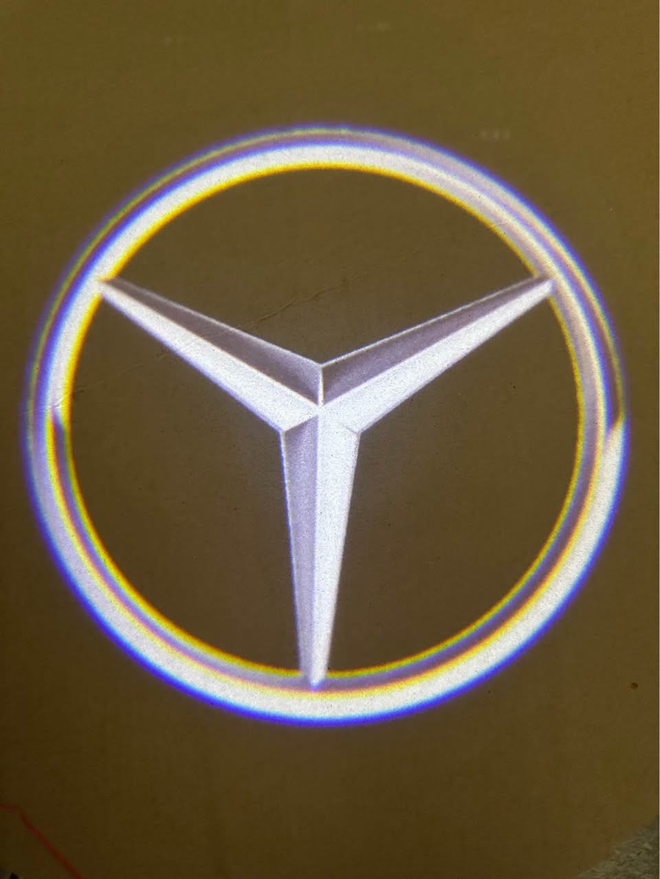 عربي:
بروجكتر شعار مرسيدس بنز لأسفل الأبواب (زوج) - Mercedes-Benz LED Door Logo Projector
إضاءة ترحيبية ذكية لأسفل الباب (Ghost Shadow Light) مخصصة لسيارات مرسيدس بنز، تقوم بعرض شعار النجمة الثلاثية بوضوح عالي على الأرض عند فتح أبواب السيارة.
 الموديلات وفئات الشاصي المتوافقة:
 W205, W212, W213, W176, W177, W246, W166, X156, X253, W167, X166, X167, W464, A35, A45
 متوافق مع الفئات التالية: A, B, C, E, G, GLA, GL, GLB, GLC, GLE, M, ML, GLS Class
 لون الشعار المعروض: أبيض ناصع وواضح بدقة ممتازة.
 المميزات:
 تركيب مباشر وسهل (Plug and Play): يتم استبداله بمصباح الباب الأصلي مباشرة دون الحاجة لقص أسلاك أو تعديل.
 إضاءة LED قوية ذات كفاءة عالية واستهلاك منخفض للطاقة.
 يمنح السيارة مظهراً فخماً وأنيقاً في الليل.
 محتوى العبوة: زوج واحد (قطعتين تكفي لبابين).

کوردی:
پرۆجێکتەری لۆگۆی ژێر دەرگای مێرسیدس بێنز (جووت) - Mercedes-Benz LED Door Welcome Light
لایت و پرۆجێکتەری فۆسفۆری ژێر دەرگا (Ghost Shadow Welcome Light) تایبەت بە ئۆتۆمبێلەکانی مێرسیدس بێنز کە لۆگۆی کۆمپانیاکە بە ڕوونی دەخاتە سەر زەوی لە کاتی کردنەوەی دەرگاکاندا.
 مۆدێلە گونجاوەکان (شاسییەکان):
 W205, W212, W213, W176, W177, W246, W166, X156, X253, W167, X166, X167, W464, A35, A45
 گونجاوە بۆ کلاسی جۆراوجۆری وەک: A, B, C, E, G, GLA, GL, GLB, GLC, GLE, M, ML, GLS Class
 ڕەنگی ڕووناكی لۆگۆ: سپی بەهێز و ڕوون.
 تایبەتمەندییەکان:
 سیستەمی Plug and Play: بەستنی زۆر ئاسانە، تەنها لایتە کۆنەکە لادەبەیت و ئەمە دەخەیتە شوێنی بەبێ بڕینی چووزە و وایەر.
 ڕووناكی LED ی بەهێز و کەم بەکاربردنی وزە.
 دیمەنێکی زۆر مۆدێرن و شاهانە بە ئۆتۆمبێلەکە دەبەخشێت.
 ناوەڕۆکی پاکەت: یەک جووت (٢ دانە بۆ دوو دەرگا). السليمانية, العراق


**إذا كنت صاحب هذا الإعلان وتريد حذفه لأي سبب، رجاءا أرسل رسالة إلى الدعم الفني**