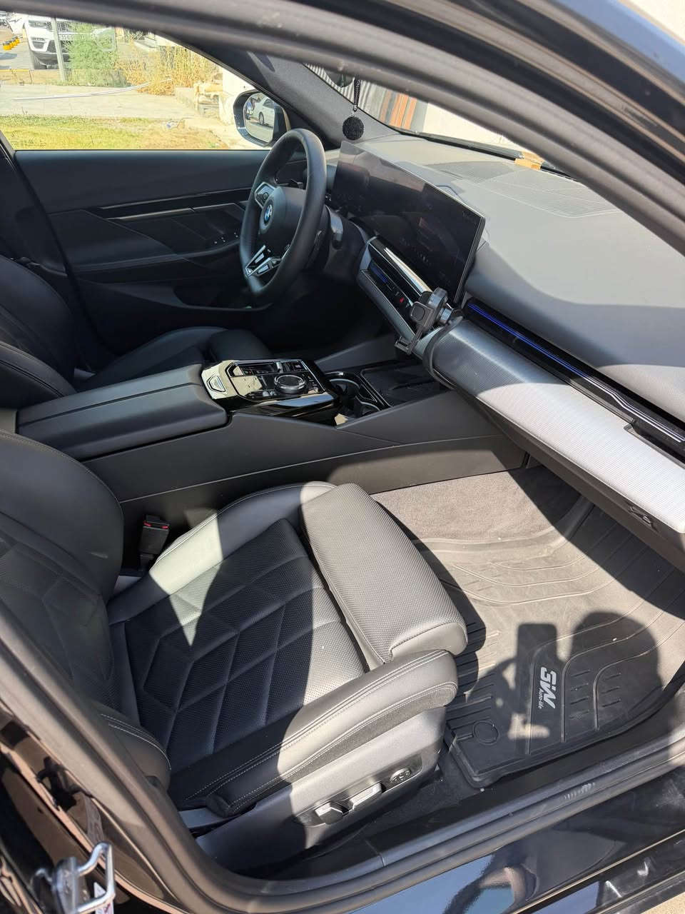 السلام عليكم … BMW 520 فول مواصفات عدا الفتحه يعني قماره حديد السياره وارد الماني كفاله عامه مغلفه PPF 
موديل 2024 رقم اربيل الدولي بيه باج تضليل عداد المسافه 35 الف ميل السعر 44000$ بيه مجال بسيط 
للاتصال *********** 
مكان السياره بغداد زيونه 
بيع فقط Webada East, Gampaha
