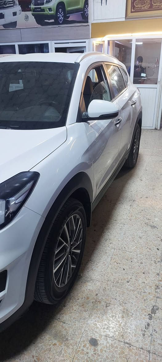 السلام عليكم 
توسان موديل 19 خليجي وكالة الكاصد مكفوله عدا خشم البنيد موضح بالسونار فول عدا البنراما بصمه كشنات كهرباء سايد بريك بالرجل رقم أربيل السعر 200 للاستفسار ***********
