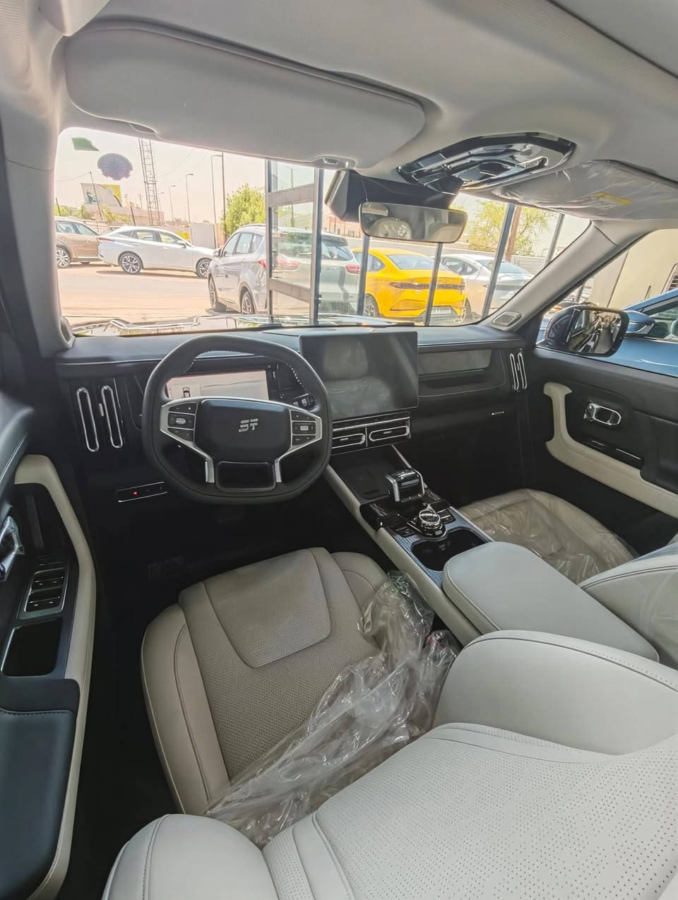 سيارة Jetour T1 i-DM (الهايبرد القابل للشحن Plug-in Hybrid)  اقتصادية في استهلاك الوقود 
أبرز المواصفات:
محرك بنزين تيربو 1.5 لتر مع نظام هايبرد قابل للشحن (PHEV). 
مدى كهربائي خالص يقارب 88–100 كم للشحنة الواحدة. 
مدى إجمالي (بنزين + كهرباء) قد يصل إلى 800–1200 كم حسب ظروف القيادة. 
شاشة وسطية كبيرة 15.6 بوصة وأنظمة أمان ومساعدة قيادة متقدمة. 
المميزات: ✅ صرفية وقود ممتازة عند الشحن المنتظم.
✅ عزم قوي وتسارع جيد.
✅ مساحة داخلية واسعة وشكل جذاب.
✅ إمكانية السير يومياً بالكهرباء فقط لمسافات قصيرة ومتوسطة. �
السعر /// 42 مليون
ادخل على الرابط 👇👇 
شركة الفرس الابيض لتجارة السيارات 
معارض البياع الشارع المميز مجاور معرض العامري 
*********** 
*********** 
*********** 
***********
