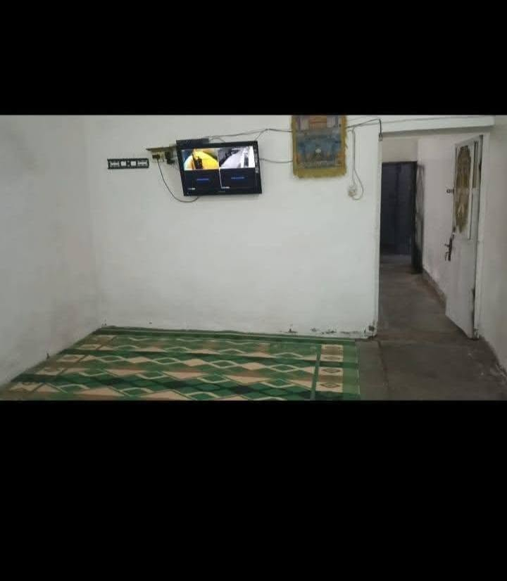 سلام عليكم بيت طابقين 90 متر مسلح يتكون من حوش وتواليت خارجي واستقبال ومطبخ وغرفة كبيرة وحمام داخلي الطابق الثاني يتكون غرفتين كبيرتين وحمام وتواليت مشترك كاشي وسيراميك وبيتونه كبيره مسلح البواري دفن خطين حار وبارد كهرباء وطنية وسحب و انترنيت العنوان الاستكشافات قرب سيطرة وليد خلف الدائرة نهاية الفرع للاستفسار على الرقم ***********
