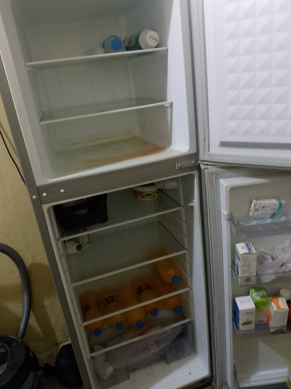 ثلاجه للبيع اللون رصاصي 
السعر 200 التواصل ***********
