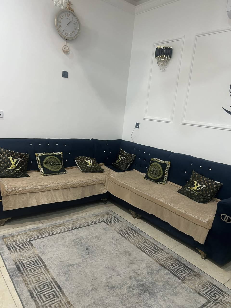 تخم 9مقاعد بس اليدات فالتات مو مكسورات
مكاني بغداد الوشاش مقابل مستشفى الطفل 

الرقم:*********** 

السعر :   ١٥٠  وبي مجال
