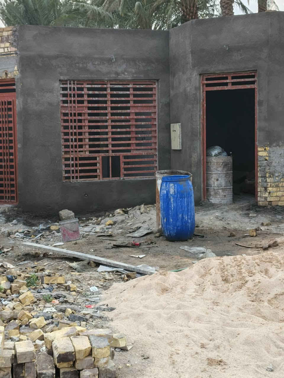 السلام عليكم
خلفه متفرغ اسمنت وجص وبورك
***********
