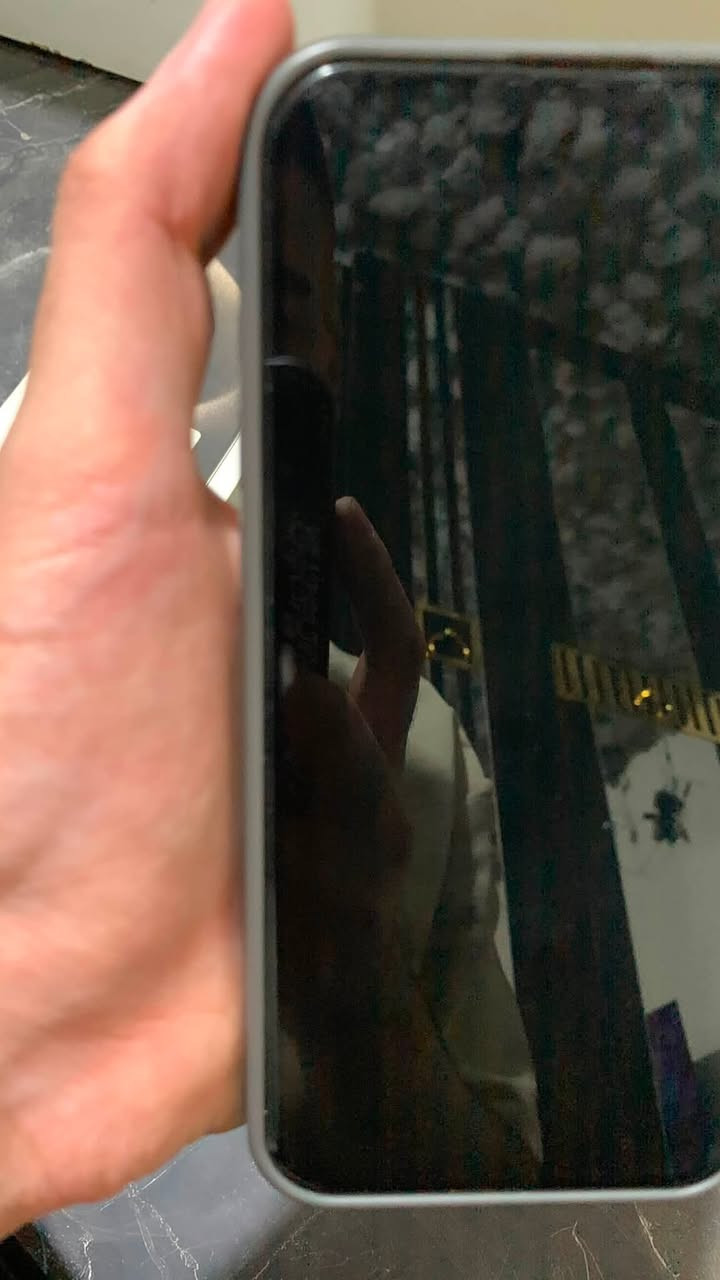 ايفون 15 برو ماكس ذاكره 256 شرق اوسط ماستر نظيف جداً فقط مبدل كلاس شاشه مو شاشه من يم شركه تي موبايل ودخل بيها هوه مثل ممبين بالصوره لان استعجلت وشلت لزكات من يم صيانه بس ما مبينه 
سعر نهائي 900 الف
 بغداد اليرموك ***********
