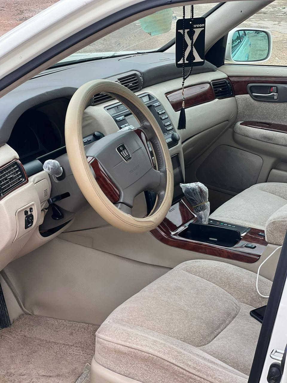 سلام عليكم سياره جنون كفاله عامه دكمتين مكينه زغيره2000 مكينه وكير وحداديه وتخم تاير تبريد مكاني البصره 5ميل سعر 135وبيها مجال رقم هاتف***********
