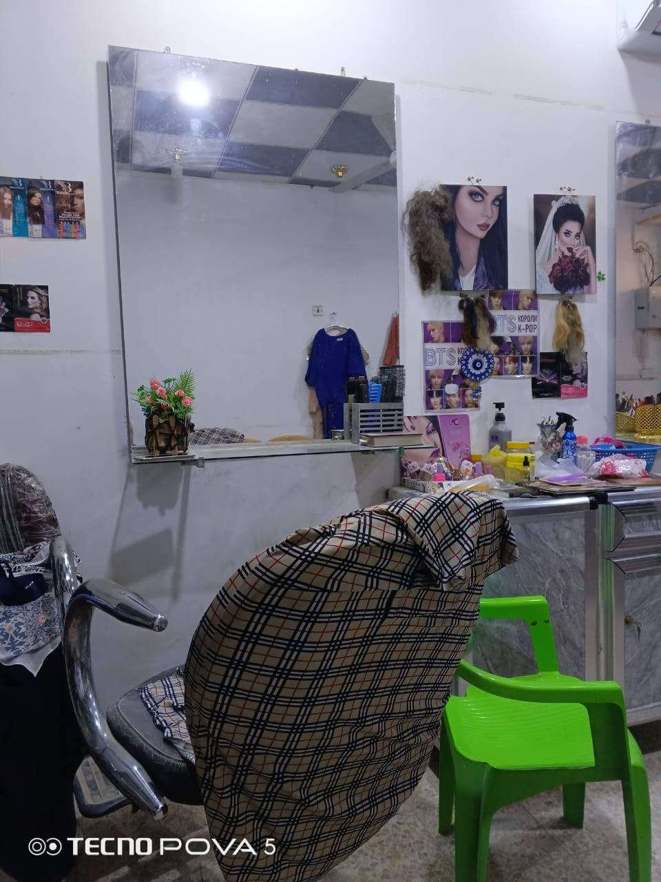 صالون نسائي للبيع 
محل صالون نسائي للبيع للبيع للبيع
1/ سبلت 2 طن
2/ مبردة
3 /ماطور ماء
4 /مرأة عدد 2 حجم كبير 
5 /مغسلة
6/ كرسي حلاقة 2 
7 /عارضة مواد تجميل 
8/ مواد تجميل
9 /مروحة سقفية
10/ گدر شمع
11 /جهاز تنظيف بشره 
12/ ثلاجة
13/ سشوار كبير + 
سشوار صغير 
15/جهاز حراري لسحب الشعر 
16/ جهاز تاتو مع ملحقاته
17/ تلفزيون+ غلاية
18 /سخان + تانكي ماء
19 /ميز المنيوم عدد 2 + صوبة كهربائية 
20/ كراسي عدد 4 
21 /جهاز بيرمن للشعر
المحل للبيع كامل مع ملحقاته اي ستفسار ***********
السعر / 1750 مليون قابل للتفاوض
النجف حي النداء شارع المجمعات
