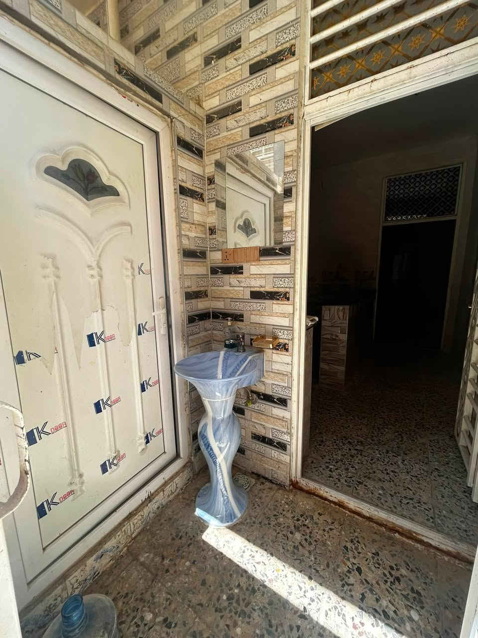 دار للبيع المساحه 50 متر
📍شارع البوبيات عامود 21 داخل فرع حسينيه اهل بلد 
قرب الروضتين 

يحتوي على غرفتين نوم وصاله ومطبخ ومنور وصحيات عدد ٢

سعر .. 110 وبي مجال 

للاتصال ..  ***********
