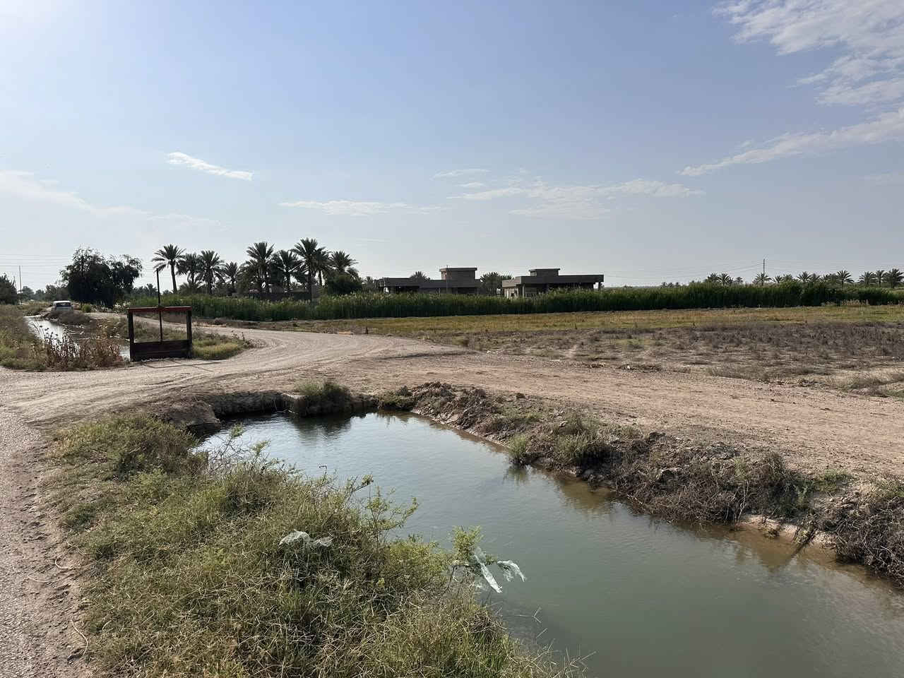 سلام عليكم  دونم سند 25 منطقة ابو غريب المصالحه وطجاج  قرب جسر ماجد او منطقة قطاع 20  المنطقة مخدومه من ما وكهرياء ورواي  وتبليط شرط متنطي فلوس اذا متفتح بيان رقم تليفوني ***********
