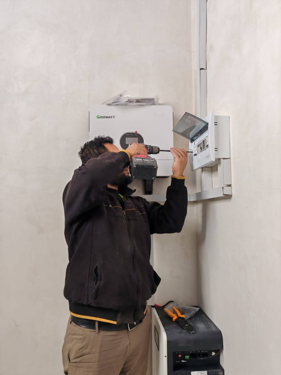 من عروض شركة الحجاب للطاقة الشمسية
تم تنصيبها للأخ ( محمد عبدالله خلف) 
في صبيح الخميسات📌

              ⚡بقدرة ⚡

16-امبير نهاري ☀️
15_ امبير ليلي 🌙

✅ تظمنت المنظومة الشمسية 🔆
 
8_ألواح لونجي 615 واط 
 بقدرة توليد ⚡(2.5امبير) (مؤسسة)   
 بظمان ١٥ سنة ✅
 
2_ بطارية ليثيوم 15  كيلو واط من شركة SkE
بظمان 5 سنوات ✅

3 _انفيرتر   6 كيلو كرواط جناحين  🟢
بظمان 1 سنة✅

___________________________________💰 أسعارنا مناسبة جدًا وتنافسية
🔎 تكدر تستفسر عن حجم الطاقة المناسب إلك
📋 ونوفر لك قائمة المواد مع الشركات المصنعة
📊 حتى تكدر تقارن وتتاكد من أسعارنا بالسوق وبكل شفافية
📌 شركة الحجاب للطاقة الشمسية
____________________________________

🔴نعمل ليلا 🌙 مع نهار،☀️

✅غايتنا أرظاء زبائننا  الكرام ومواعيدنا معهم ⚡✅

🎉حياكم الله في شركة الحجاب للطاقة الشمسية 🎉

الهاتف للأستفسار
 
*********** الاستاذ فرحان

العنوان_الشرقاط_اسديرة_الفياض
