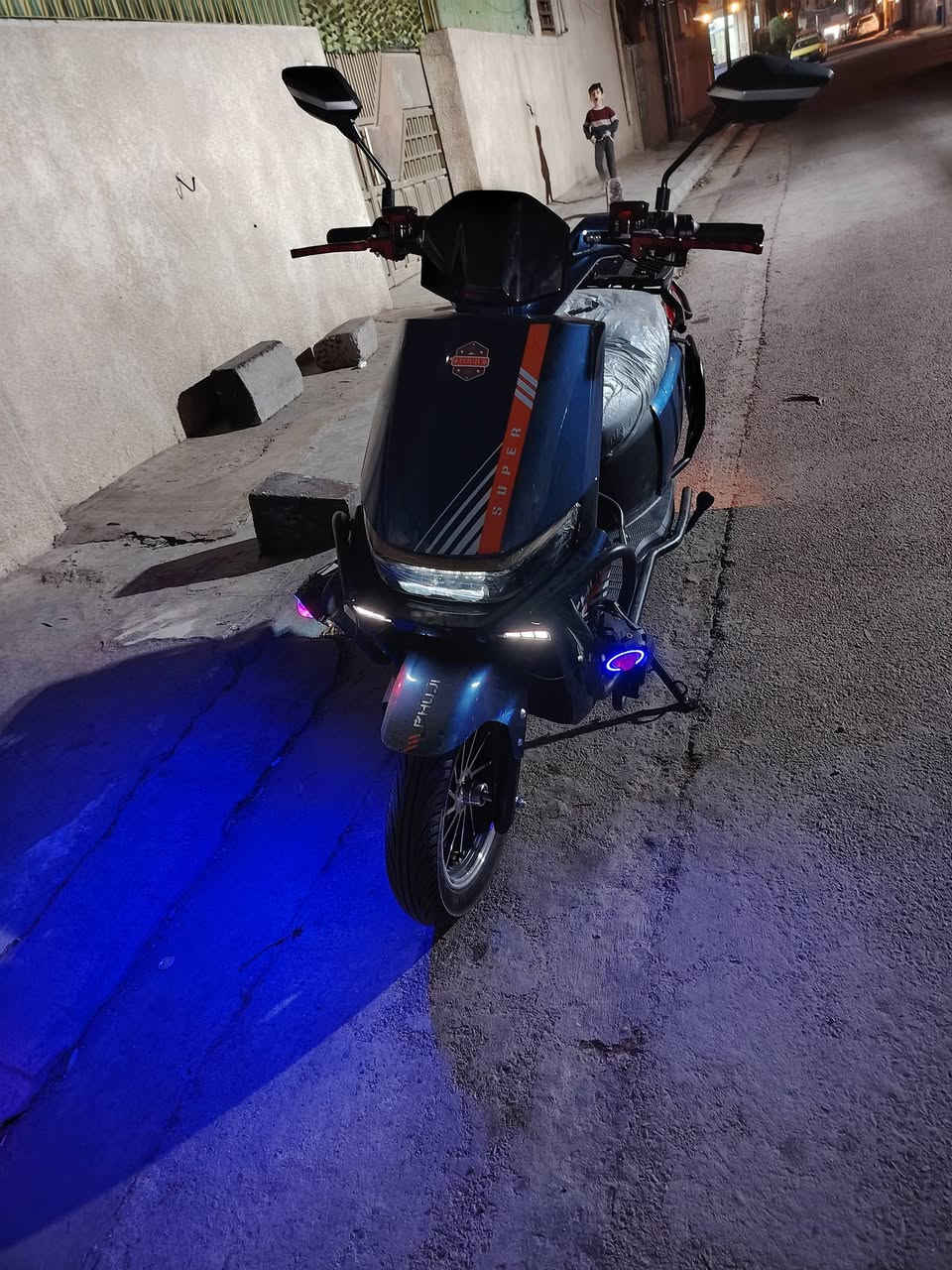 السلا عليكم دراجة شحن للبيع الدراجة صالهة أسبوع نازلة من الرمبة بس محتاج فلوس السعر 925 وبيه مجال المكان الحبيبيية الرقم ***********
